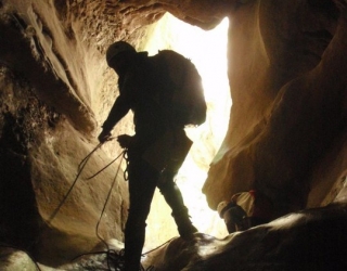 Explorando la cueva